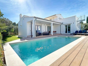 Ferienvilla, mit Pool, großer Terrasse und atemberaubenden Meerblick u Bergblick